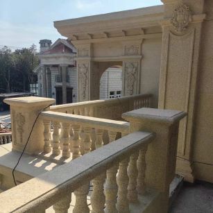 潮州 黄金麻别墅外墙干挂雕花配合阳台栏杆花瓶柱