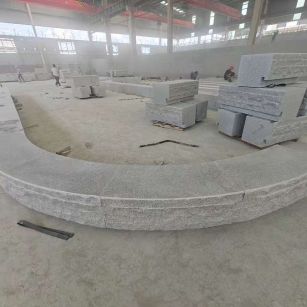 潮州 芝麻白异形坐凳，自然面光面弧形加工