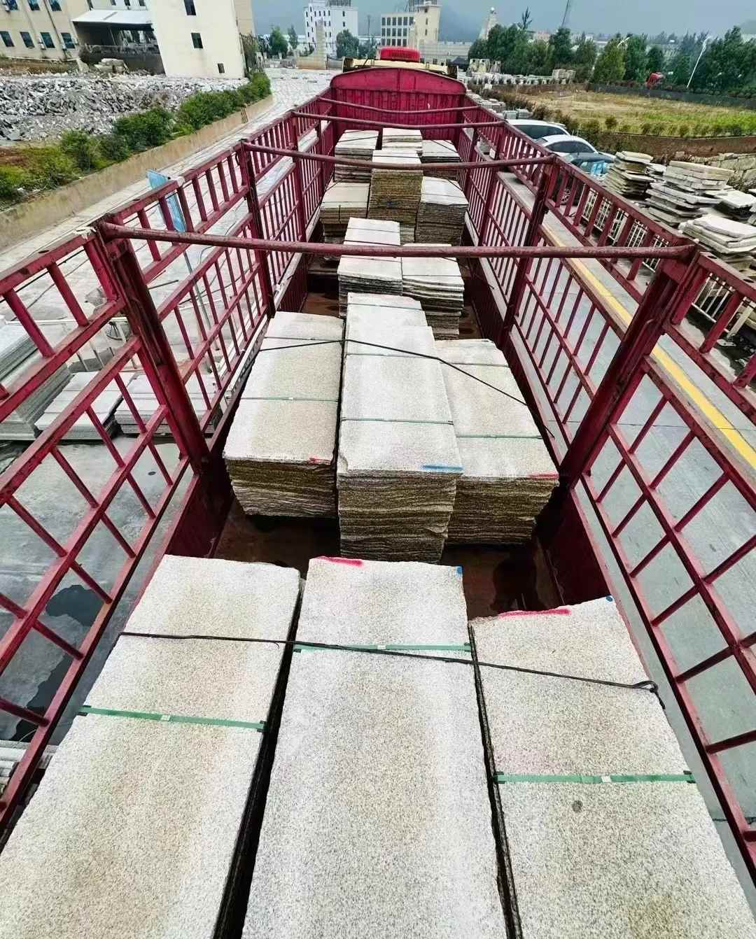 潮州 黄金麻花岗岩荔枝面，光面毛板装车完成