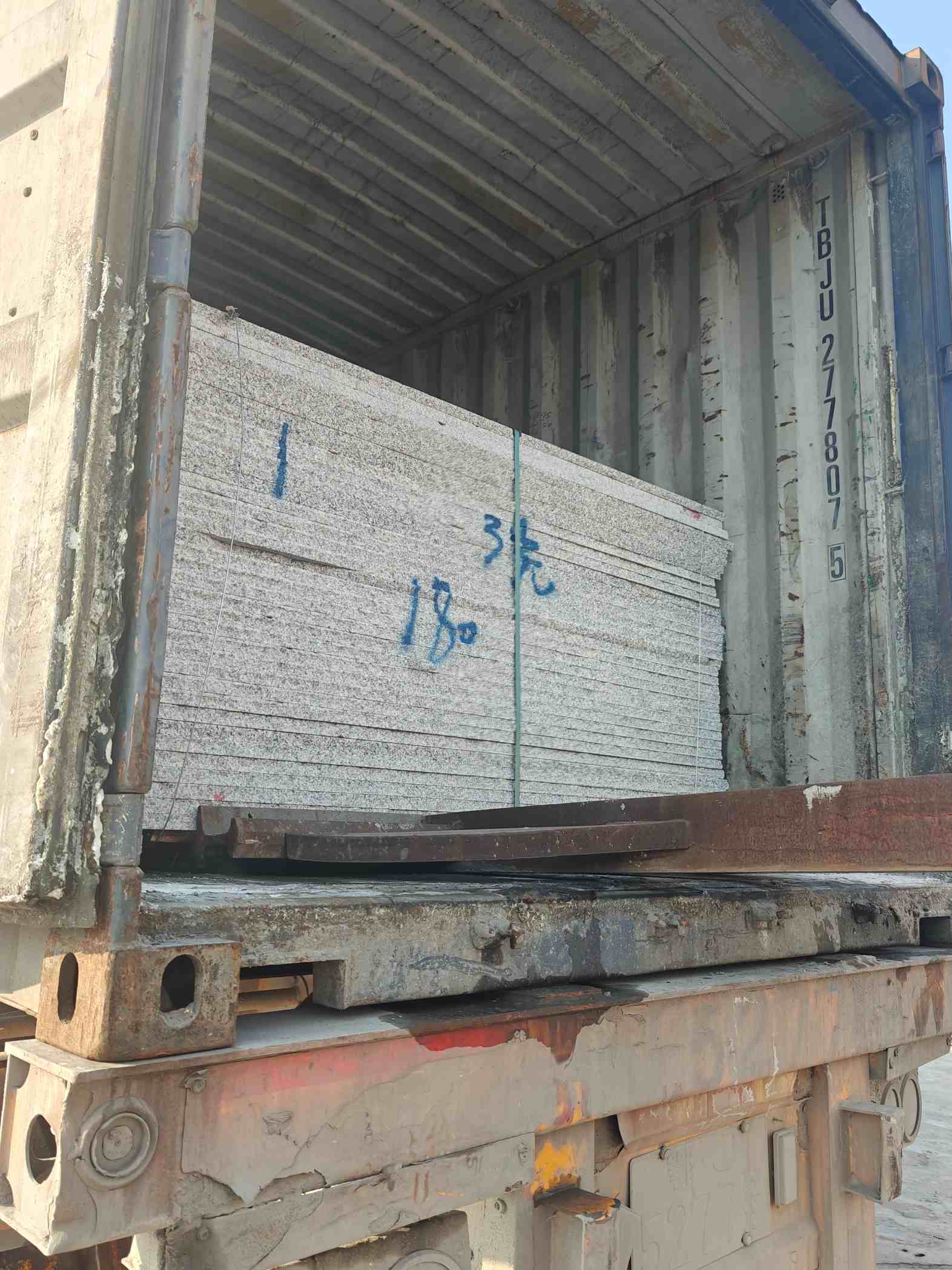 潮州 芝麻白花岗岩石材3.0公分光面毛板装柜出货