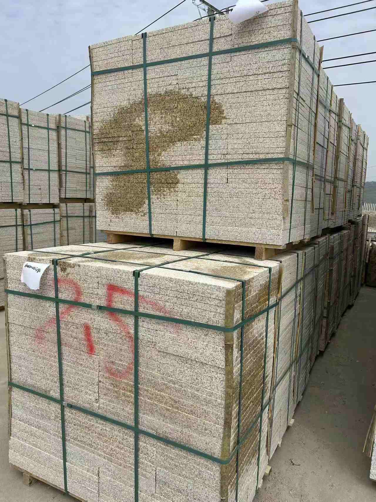 潮州 黄金麻花岗岩石材荔枝面地铺石2.5*300*600