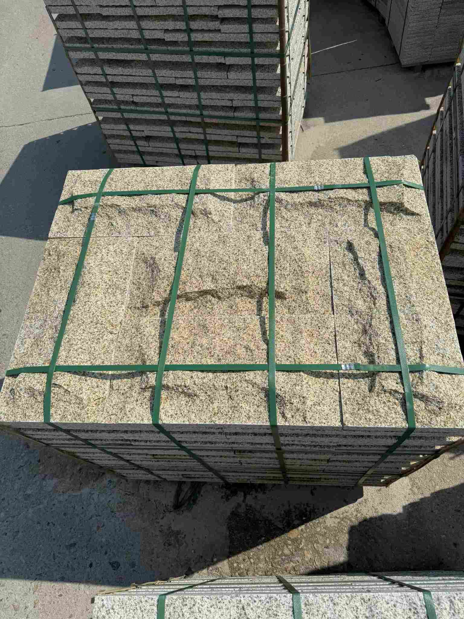 潮州 黄金麻花岗岩石材自然面蘑菇石成品