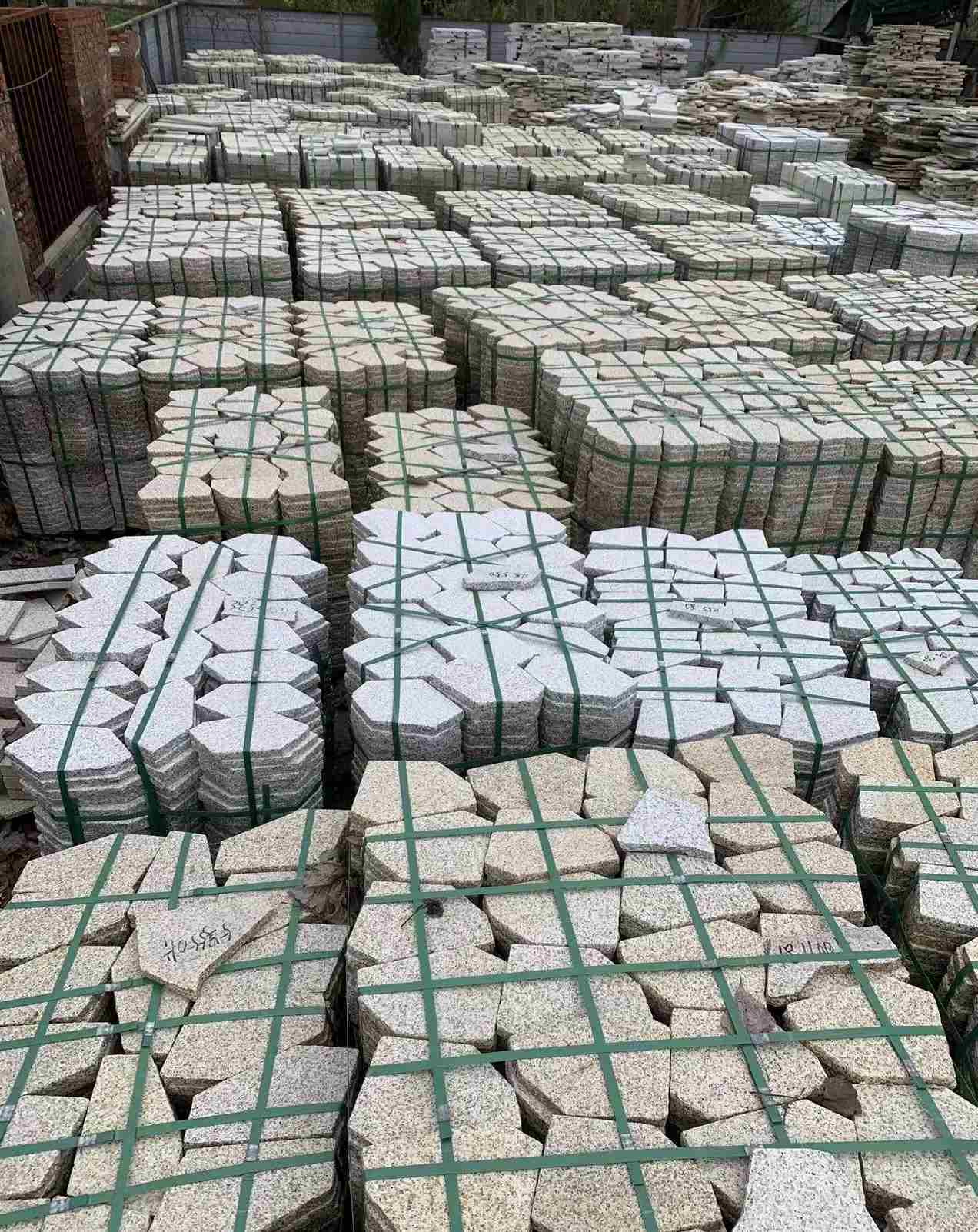 潮州 黄金麻白麻花岗岩荔枝面地铺石(冰裂纹)