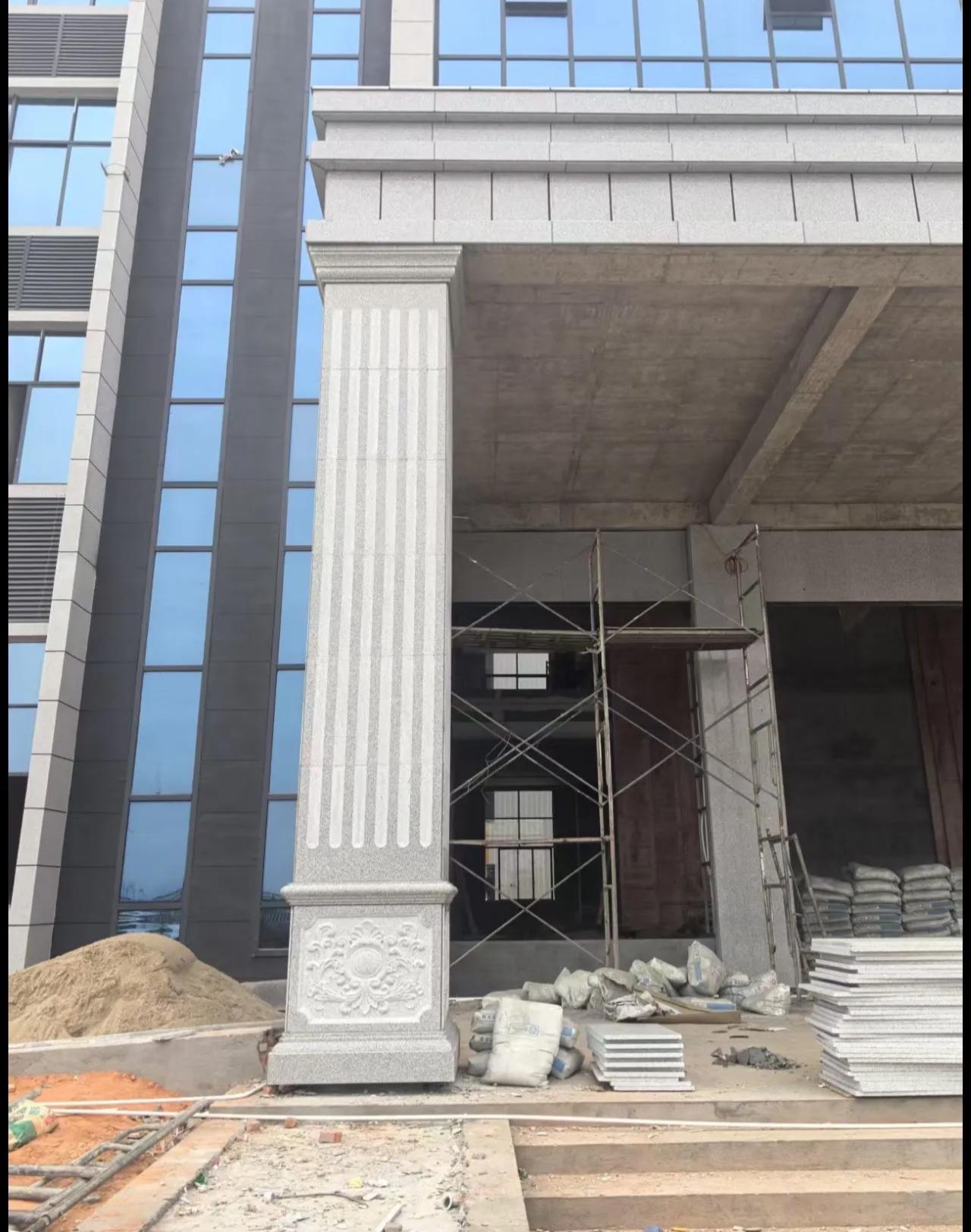 潮州 芝麻白光面花岗岩门楼大柱（罗马柱）配雕花底座