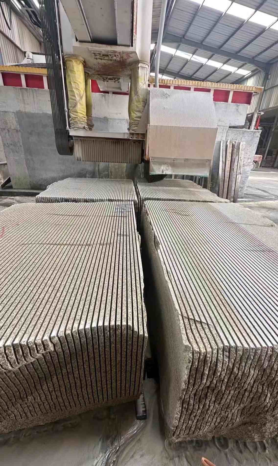 潮州 车间生产日常，黄金麻白麻花岗岩