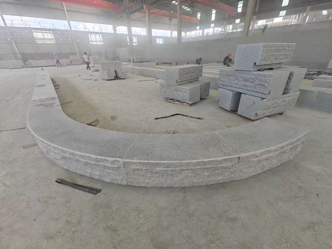 潮州 芝麻白异形坐凳，自然面光面弧形加工