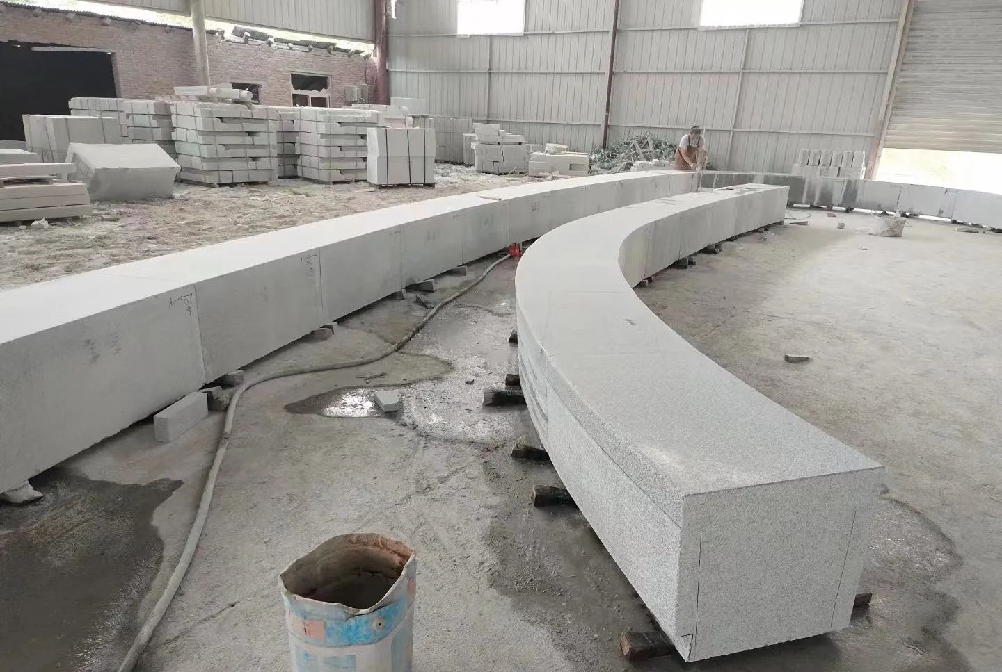 潮州芝麻白花岗岩石板材 园林光面弧形坐凳