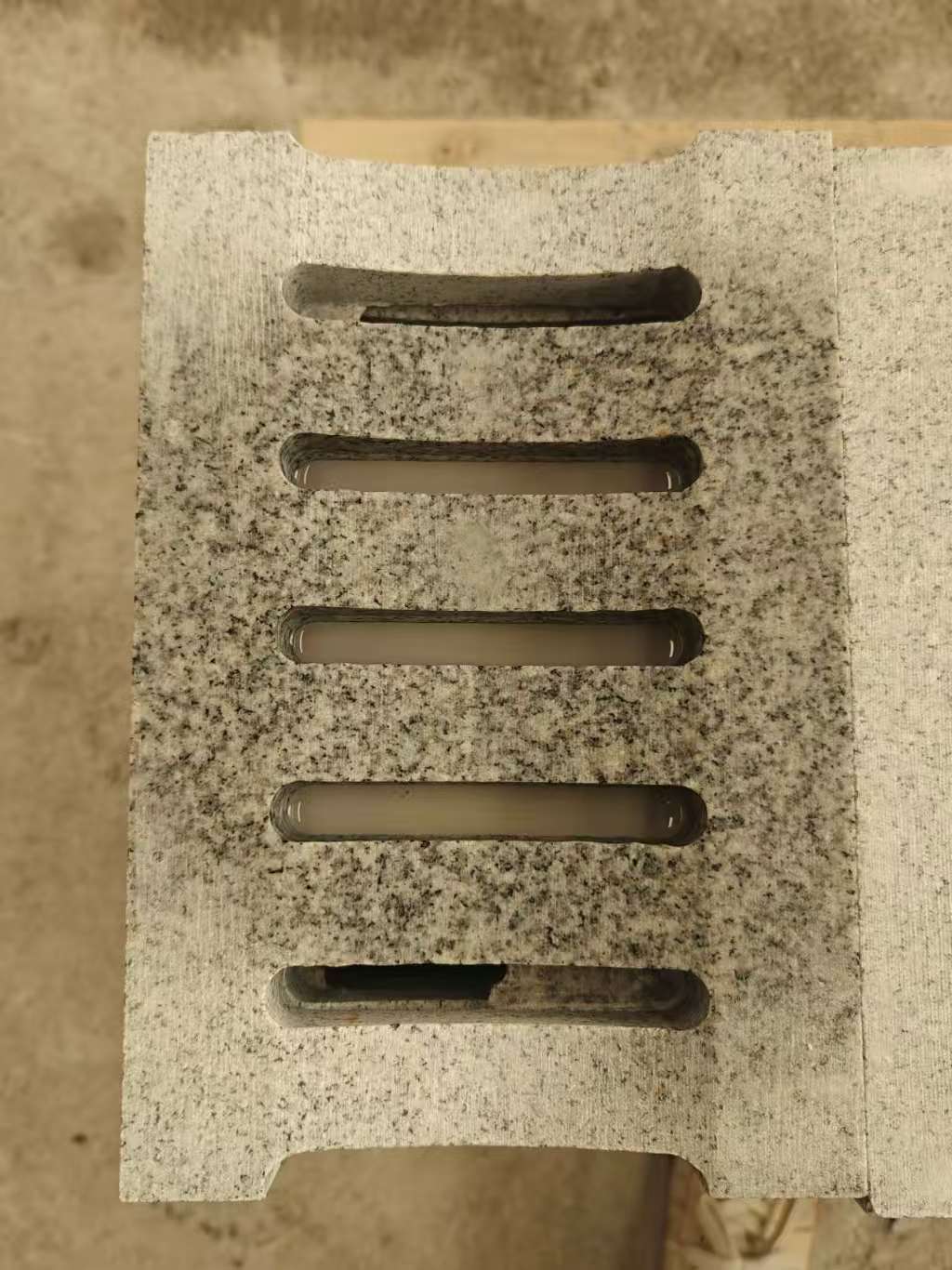 潮州 芝麻白拉丝面花岗岩U型开槽排水槽