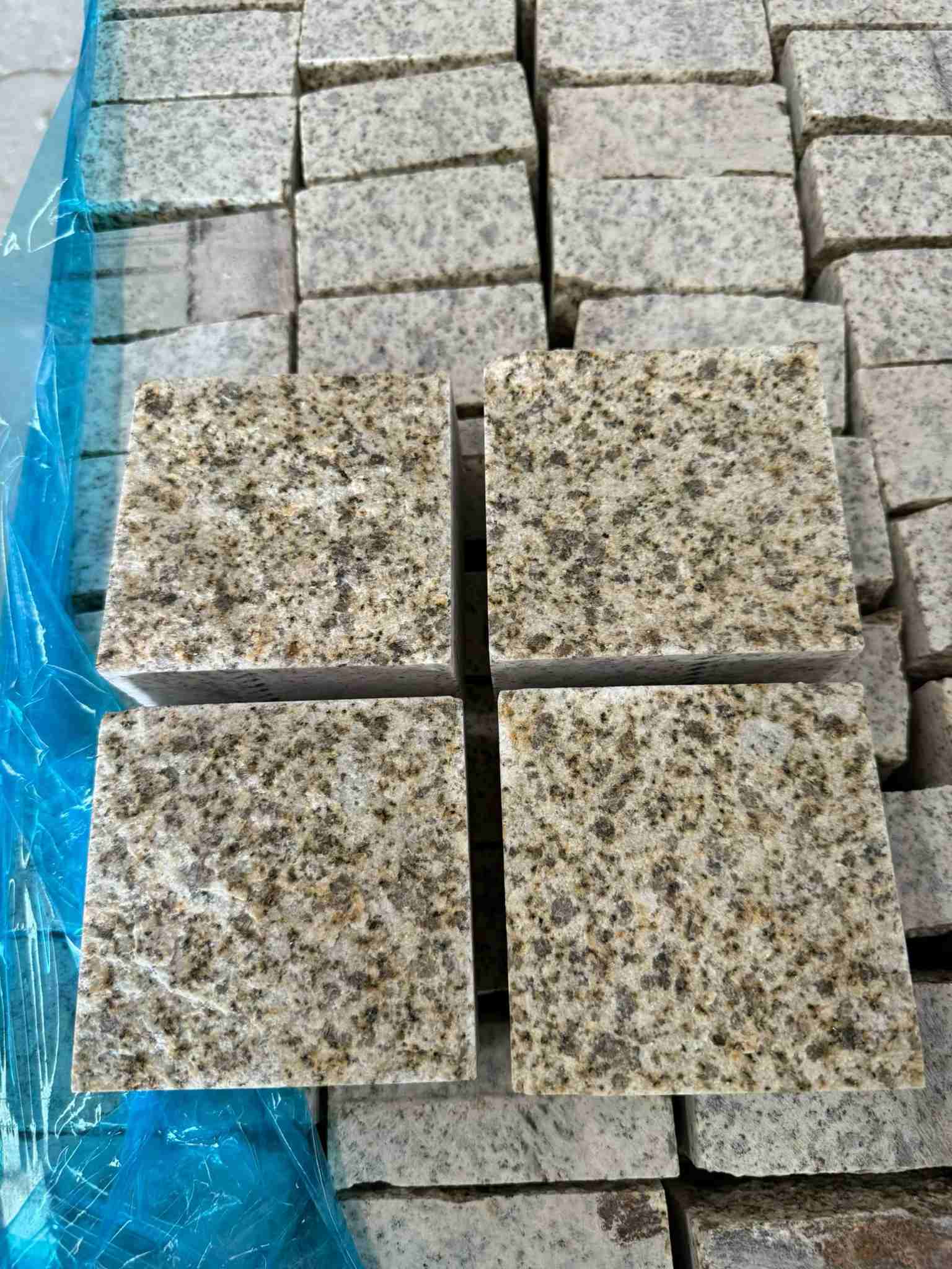 潮州 黄金麻花岗岩自然面小方块，弹石，马蹄石等