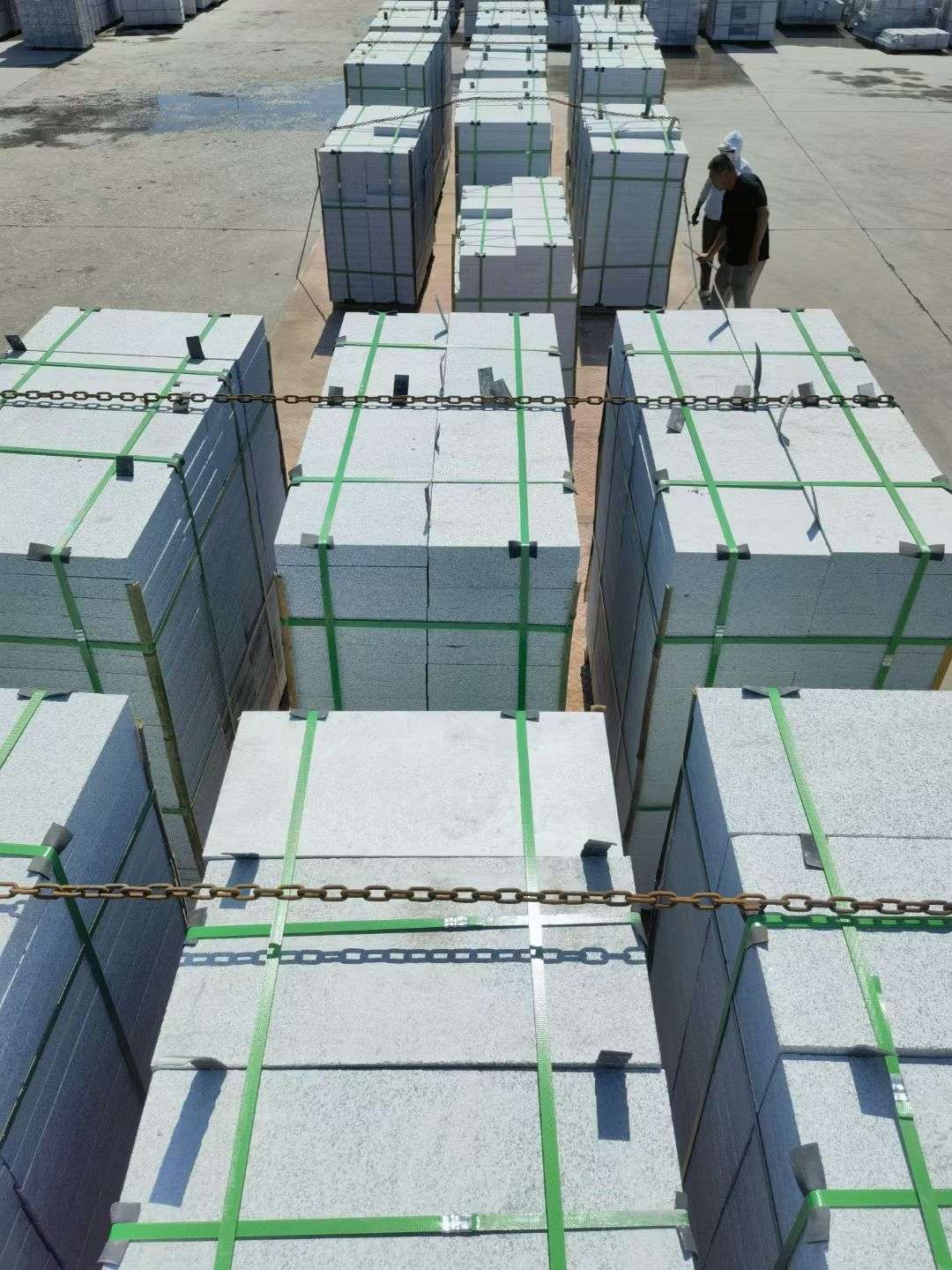 潮州 芝麻白花岗岩5公分地铺石 花岗岩厂家工厂装车日常