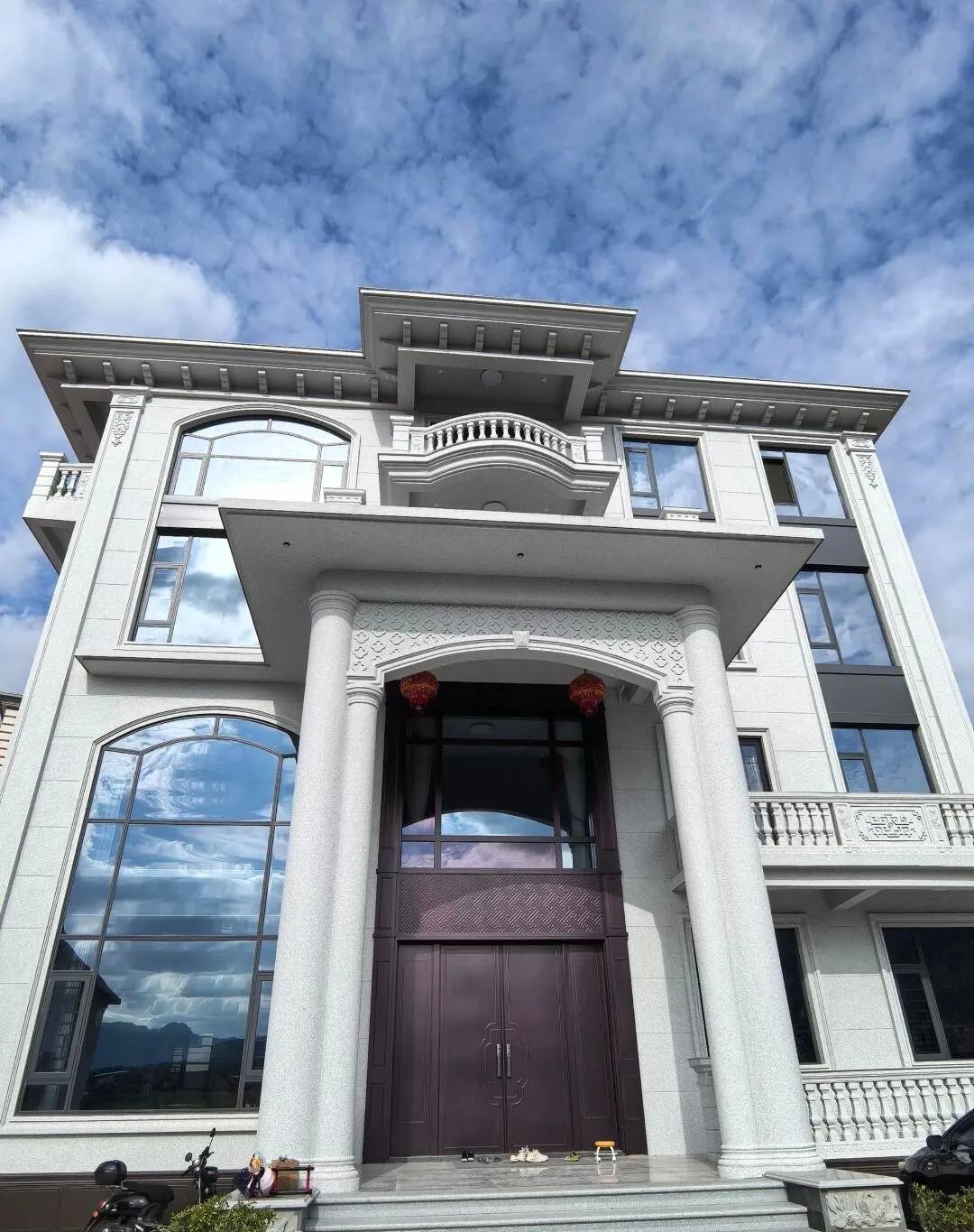 潮州白麻别墅外墙干挂石材效果示例