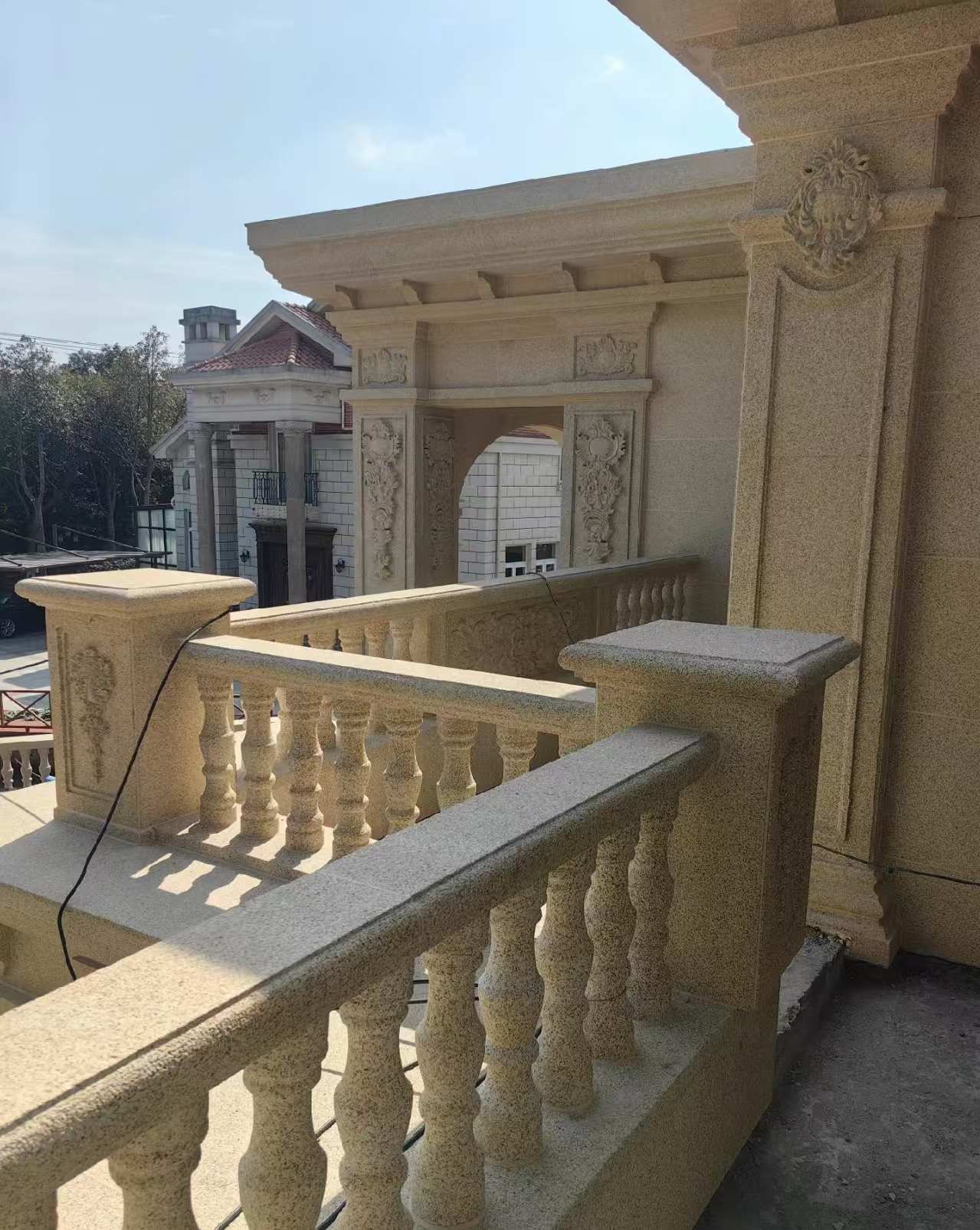 潮州 黄金麻别墅外墙干挂雕花配合阳台栏杆花瓶柱