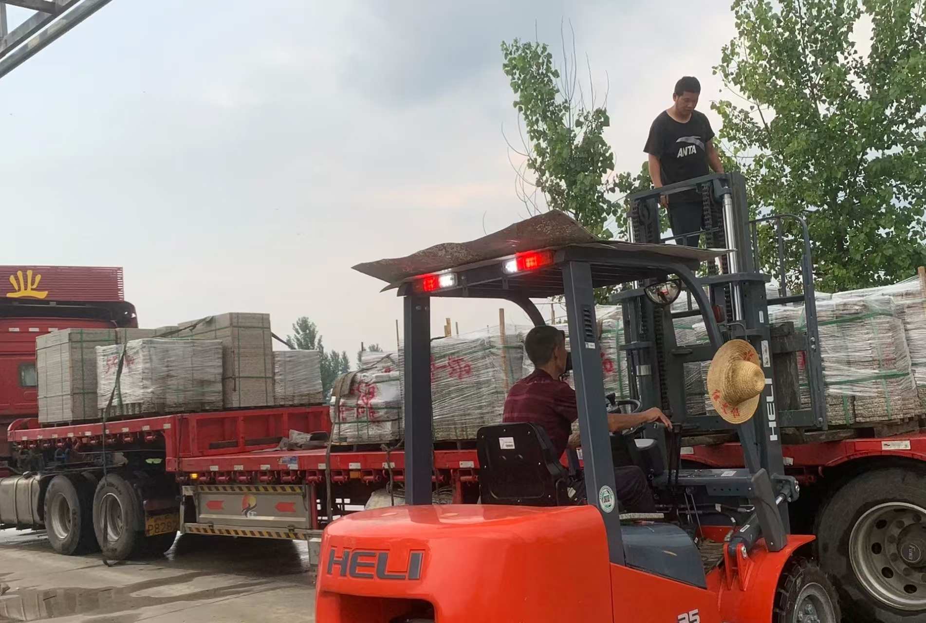 潮州 黄金麻冰裂纹，地铺石装车