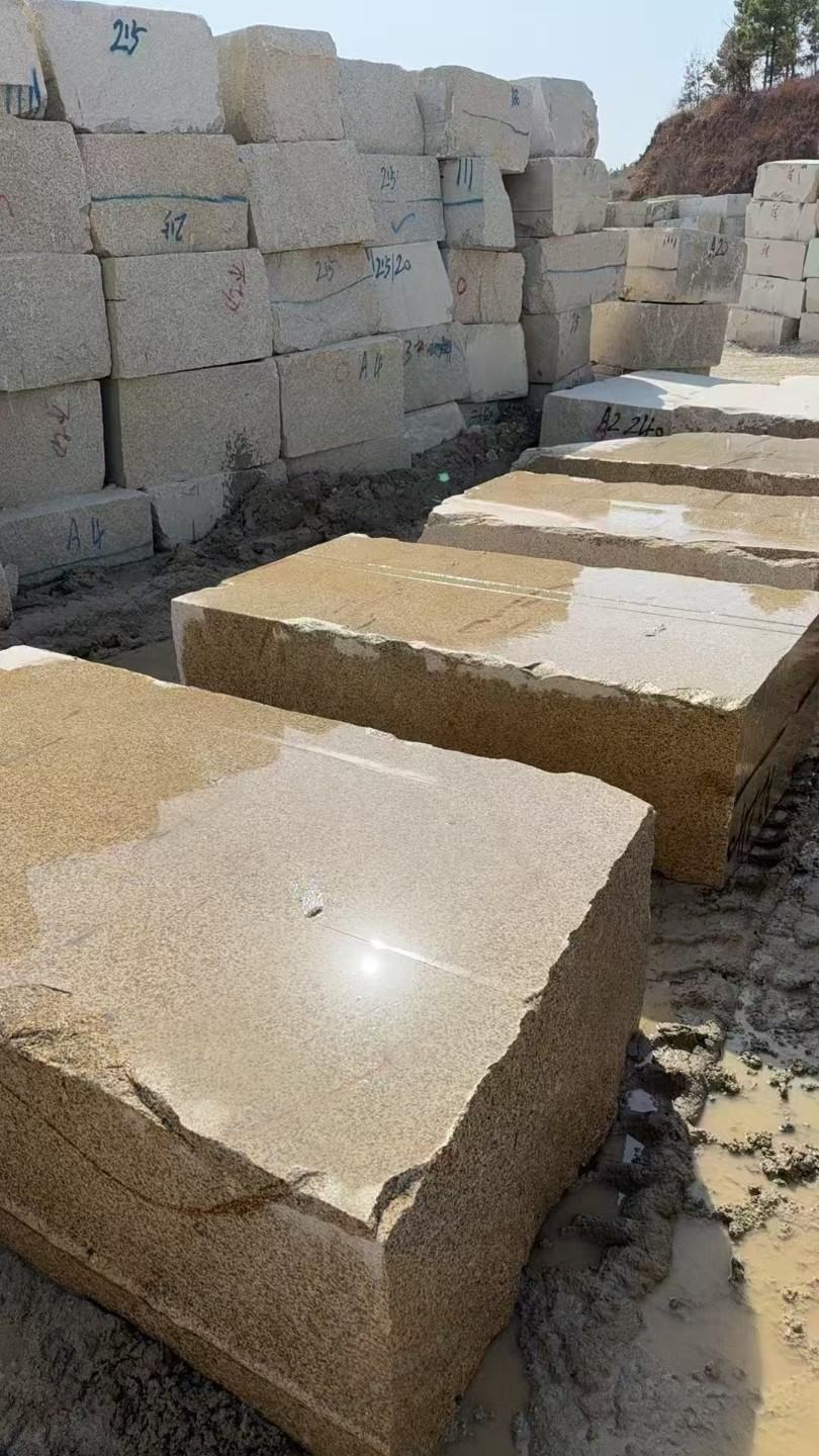 潮州 黄金麻方料堆场洗料分选中，原材料充足