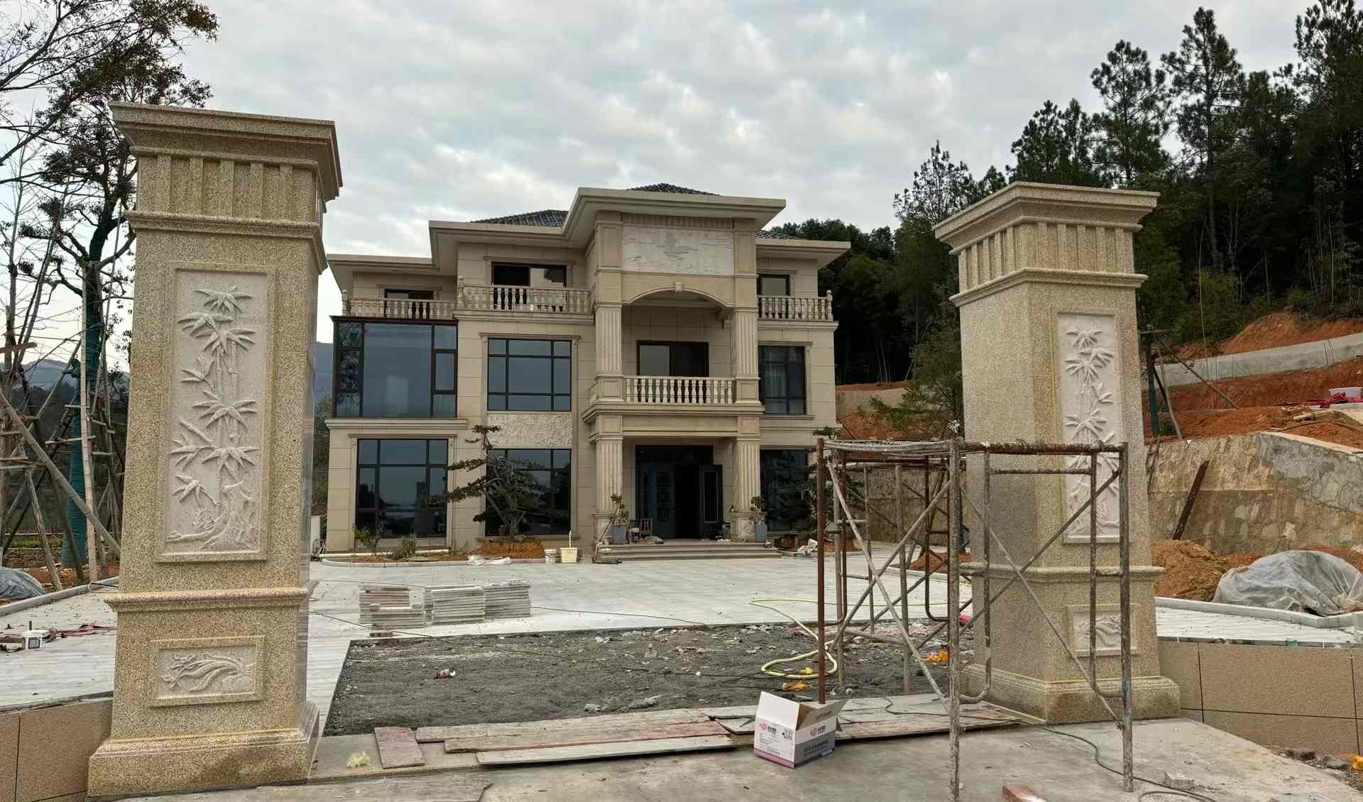 潮州 黄金麻花岗岩别墅雕花外墙干挂配上门口雕花罗马柱